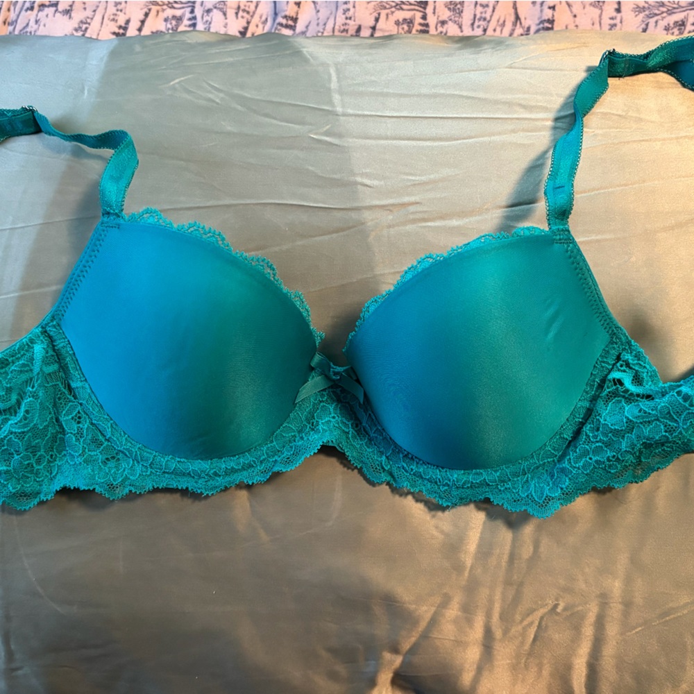 Victoria’s Secret Lightly Lined Lace Demi Bra. Size 34 A. New w/o tags.